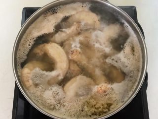 4、香辣卤鸡脖,焯水5分钟