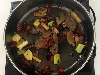 11、香辣卤鸡脖,小火炒制冰糖融化，加入干红辣椒段