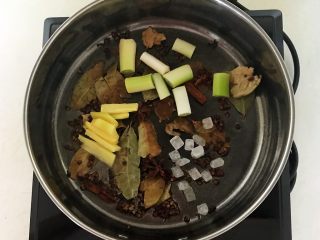 10、香辣卤鸡脖,加入葱段，姜片和冰糖