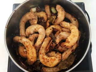 13、香辣卤鸡脖,翻炒至鸡脖上色