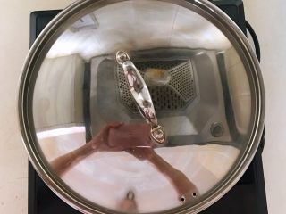 19、香辣卤鸡脖,盖上锅盖，大火烧开后小火烧制30分钟