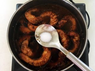 20、香辣卤鸡脖,加入精盐调匀