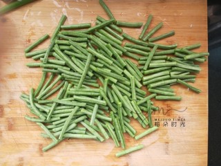 1、麻汁豆角,长豆角也就是豇豆，洗干净。切长段。