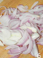 4、干锅基围虾,洋葱切丝;