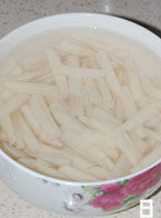 6、干锅基围虾,藕竖着切成条;（土豆和藕切好都浸在水里，防止氧化）