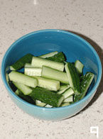 7、干锅基围虾,黄瓜切条;