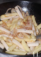 9、干锅基围虾,倒入年糕和土豆翻炒至土豆软烂；