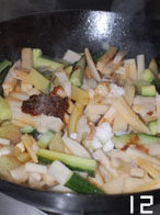 10、干锅基围虾,倒入黄瓜，并调入料酒、生抽、少许老抽、香辣豆豉酱、黑胡椒粉、孜然粉、五香粉、盐、糖；