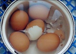 2、啤酒卤蛋,煮熟后用凉水浸一下，就在水中剥皮，比较容易剥出完整的鸡蛋