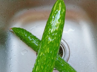 2、凉拌黄瓜卷,用削皮刀把黄瓜外面的刺给削了。