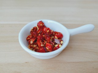 3、凉拌黄瓜卷,干辣椒剪成小段。