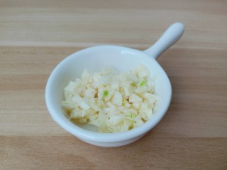 4、凉拌黄瓜卷,蒜剥皮切成蒜末。