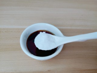 11、凉拌黄瓜卷,加上一勺食用盐把调味料搅拌均匀。