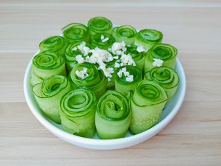 13、凉拌黄瓜卷,黄瓜卷上面撒上蒜泥。