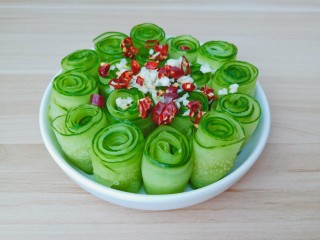 14、凉拌黄瓜卷,撒上辣椒段。