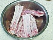 1、无锡排骨,肋排浸泡掉血水后，控一下水份待用