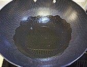 5、无锡排骨,大火把锅烧热，转中火，锅内放入适量油，要稍微多一些，大约1/2大勺的样子