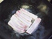 6、无锡排骨,放入肋排，肉多的地方冲下