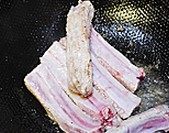 7、无锡排骨,改中小火煎到肉多的地方变成金黄色，把排骨取出，油留在锅内锅