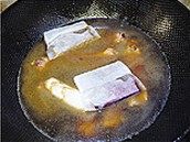 9、无锡排骨,加入热水，没过排骨，放入步骤2、3的调料包，盖盖大火烧开