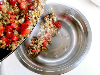 10、蒜苔炒螺丝肉(香辣版),然后,再把炒好的螺丝肉出锅装碗备用。