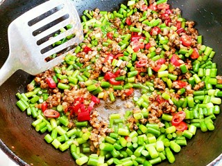 15、蒜苔炒螺丝肉(香辣版),再用锅铲把螺丝肉和蒜苔一同炒制半分钟左右。