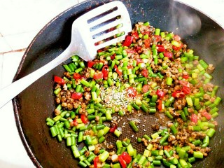 16、蒜苔炒螺丝肉(香辣版),最后,把准备好的鸡精两克倒入锅内,炒制均匀出锅装盘。一道美味佳肴就做好了。