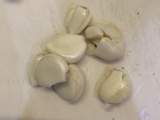 1、凉拌黄瓜卷,准备好蒜，切成蒜粒