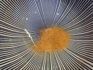 2、凉拌黄瓜卷,碗里放入1勺辣椒粉