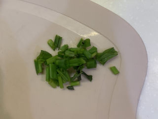 3、凉拌黄瓜卷,葱花切粒