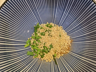 4、凉拌黄瓜卷,放入1勺白芝麻