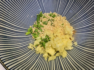 5、凉拌黄瓜卷,放入蒜粒