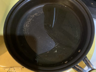 6、凉拌黄瓜卷,冷锅热油，把油烧到最热