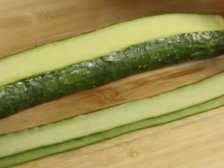 7、凉拌黄瓜卷,青瓜洗干净，刨成青瓜丝