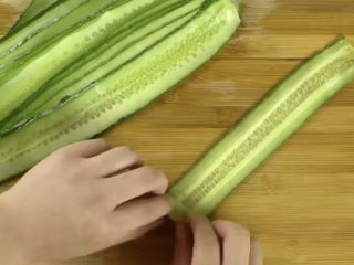 8、凉拌黄瓜卷,把青瓜丝从底部开始慢慢卷起来
