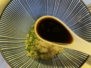 11、凉拌黄瓜卷,加入3勺生抽