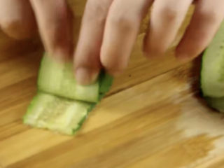 9、凉拌黄瓜卷,卷成一卷