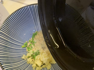 10、凉拌黄瓜卷,把烧好的油浇上调味料里