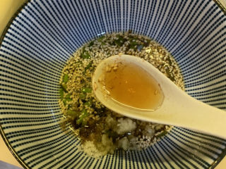 15、凉拌黄瓜卷,芝麻油1勺，把调味料搅拌均匀