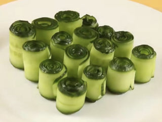 16、凉拌黄瓜卷,放入卷好的青瓜