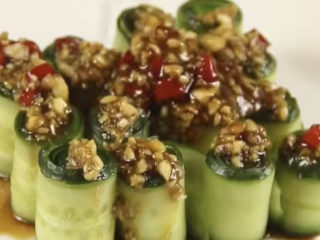 17、凉拌黄瓜卷,放入调好的配料，冰上1小时，可以更入味的食用