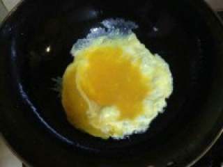 1、鸡蛋炒豆芽,锅里放油热后倒入鸡蛋，炒好盛出备用。