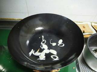 2、鸡蛋炒豆芽,锅里放油放入大葱。