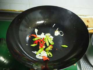 3、鸡蛋炒豆芽,在放入青红辣椒。