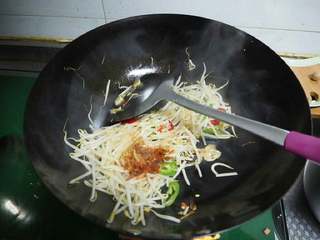 4、鸡蛋炒豆芽,在放入豆芽，加适量胡椒粉。