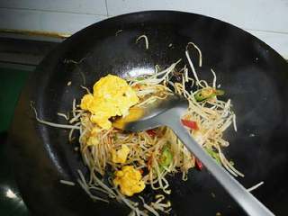 5、鸡蛋炒豆芽,炒好的鸡蛋倒进去翻炒一下加适量盐调味就可以了。