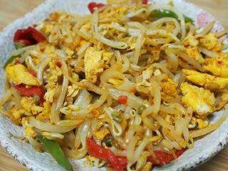 6、鸡蛋炒豆芽,好的盛出装盘。