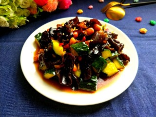 1、凉拌木耳黄瓜,美美图片来一张。