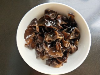 3、凉拌木耳黄瓜,木耳提前四小时泡发。