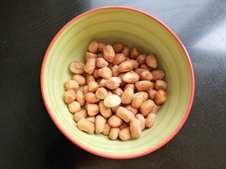 4、凉拌木耳黄瓜,花生米洗净。